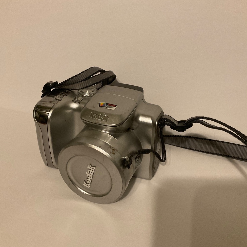 Kodak EasyShare Z612 6.1MP Digital Camera 12x Optical Zoom Schneider Lens -